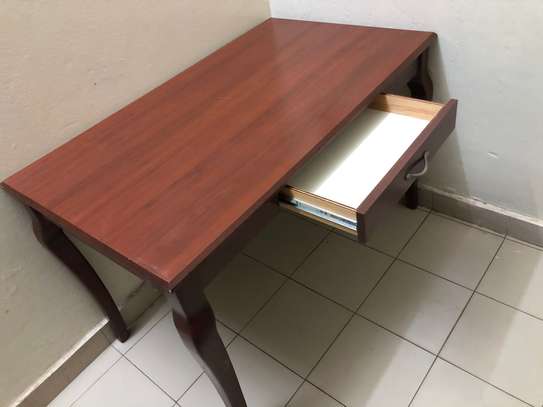 Table avec un tiroir en bois lourd image 1