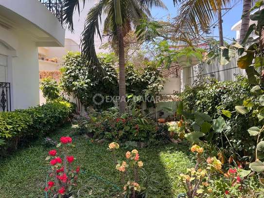 Grande maison avec piscine à louer aux Almadies image 1