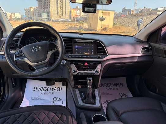 2017 HYUNDAI AVANTE image 7