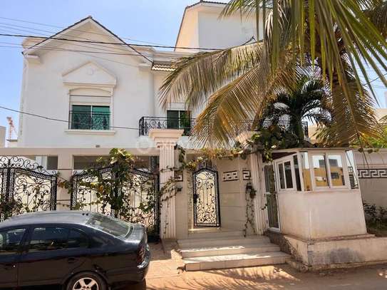 Grande maison avec piscine à louer aux Almadies image 3