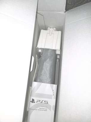 PS5 slim + 2 manettes + jeu EA FC25 image 2