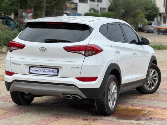 Hyundia Tucson image 5