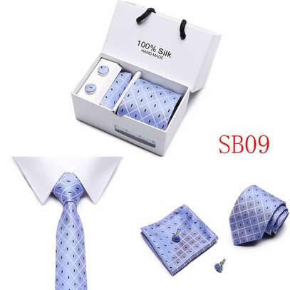 Coffret ensemble cravatte, boutton manchette et mouchoir image 1