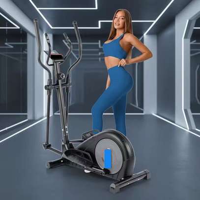 Vélo elliptique noir compact avec console intégrée image 2