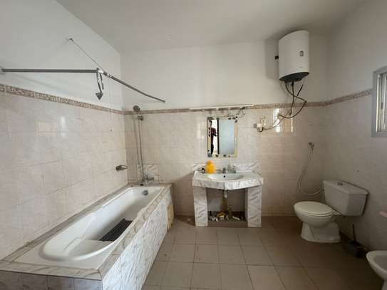 Villa à vendre aux Almadies juste derrière Philippe Moris image 5
