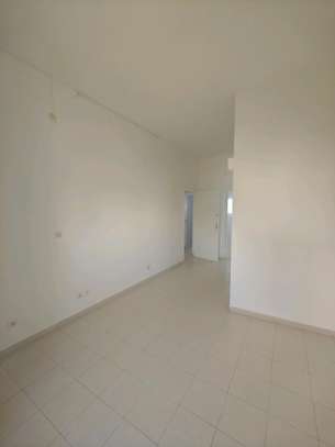 Appartement a louer point E image 9