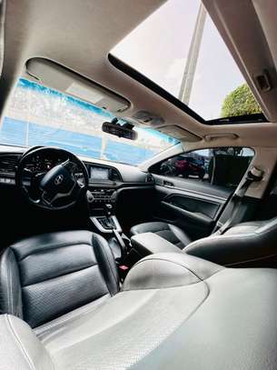 Hyundai Elantra image 6