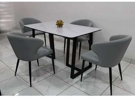TABLE A MANGER 4 PLACES EN MARBRE CARRE  CLR NOIR/BLANC image 1