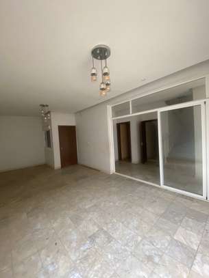 Une villa R+2 à louer aux Mamelles image 5