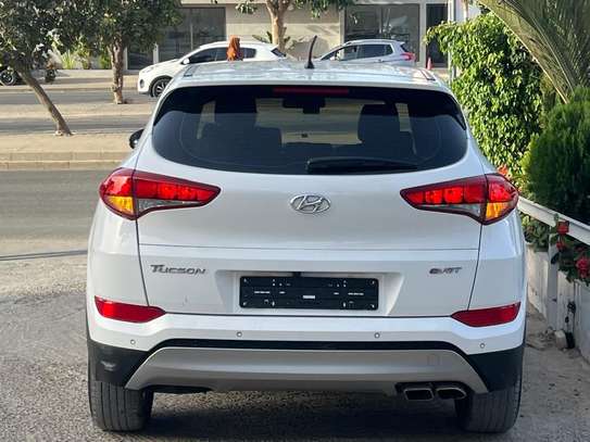 Hyundia Tucson image 5