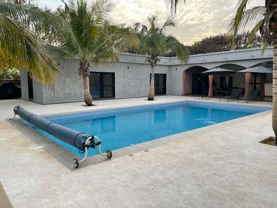 À VENDRE: Villa de 300m2 carré à Nguérigne image 2