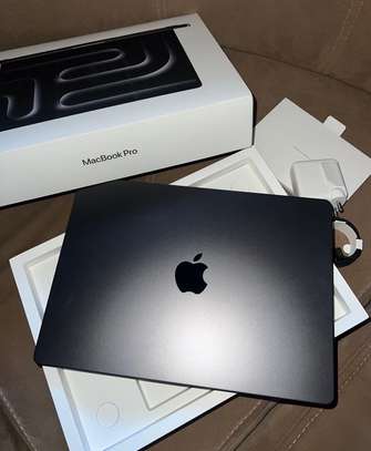 MacBook Pro M5 1T Ram 24GB 14 pouces image 1