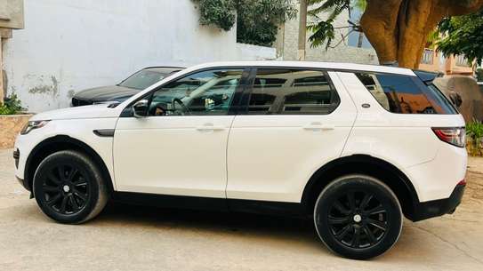 Land Rover Discovery Sport blanc jantes noires SUV image 5