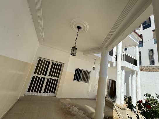 Grande Villa R+1 à louer aux Almadies image 1