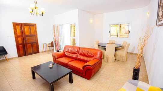 Salon moderne avec canapé cuir et TV murale image 7