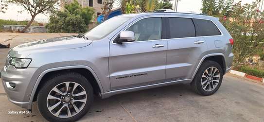 Jeep Grand Cherokee SUV argent spacieux et robuste image 2