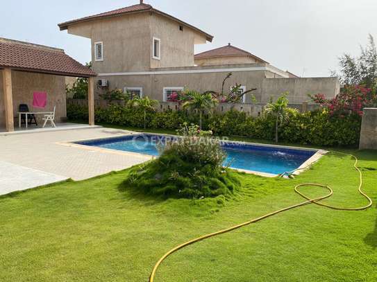 Villa de 500m2 à louer au lac rose image 1