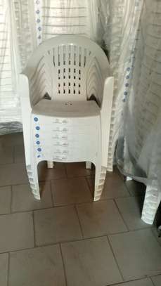 Les chaises plastiques original image 2