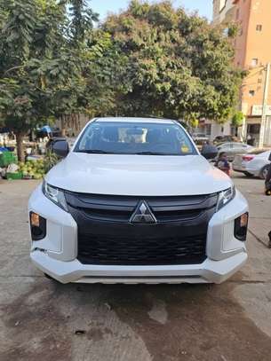 Mitsubishi L200 double cabine 5 places blanc image 1