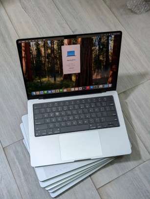 MacBook Pro M1 14 pouces (2021) 1Terra /32Go ram image 3