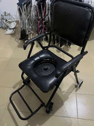 Chaise roulante avec pot image 1