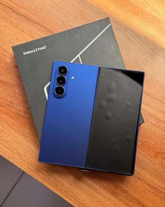 Samsung Galaxy Z Fold 7Bleu écran pliable triple caméra image 1