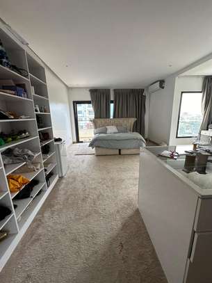 Duplex vide 4 chambres à louer au point E image 4