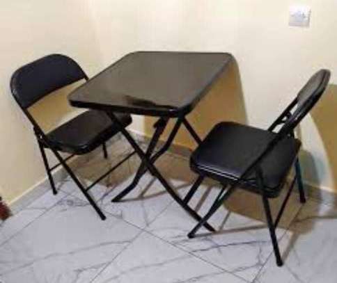 Ensemble table + 2 chaises design robuste et durable image 1