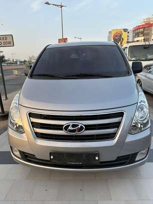 Hyundai Grand Starex 12 places Deluxe image 1