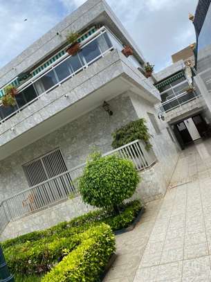Villa R+1 à vendre au Point-E image 1