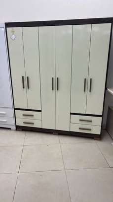 Armoire blanche 6 portes 4 tiroirs bois robuste image 5