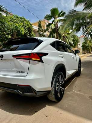 LEXUS NX300h image 14