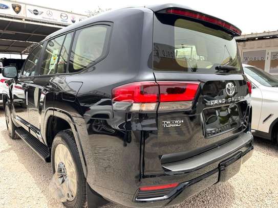 Toyota land cruiser LC300 image 4