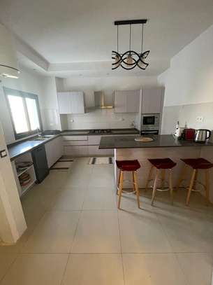 Appartement Meublé F4 au Point E image 5