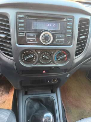 Mitsubishi l200 image 3
