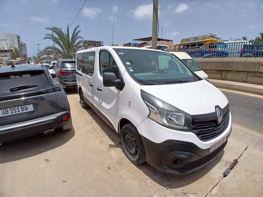 Ambulance Renault Trafic Année 2015 (URGENT) image 2