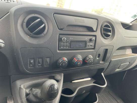 Renault Master fourgon utilitaire grand volume blanc image 4