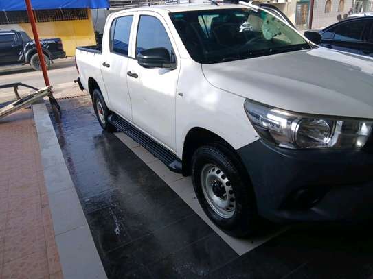 Toyota Hilux pick-up 2019 image 2