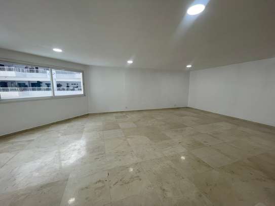 Espace bureau lumineux grand volume avec vue ville image 5