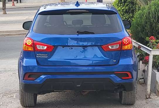 Mitsubishi Outlander image 2