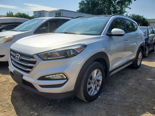 Hyundai Tucson full options version 4x4 image 10