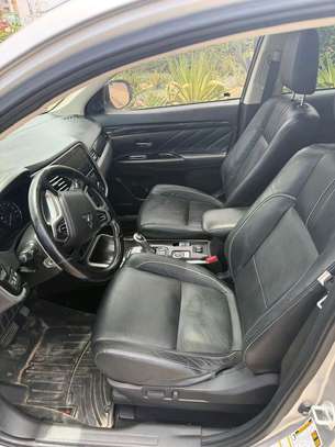 Mitsubishi outlander Phev image 5