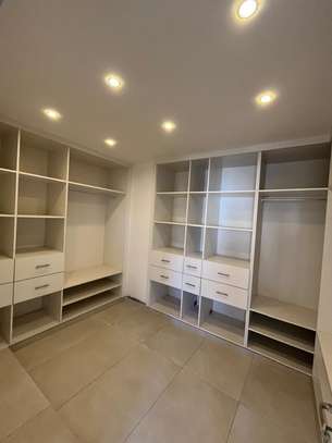 F5 DE 260M² A LOUER image 4