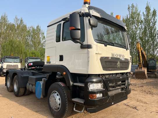 Sinotruck Howo NX 6X4 Tractor truck ´ image 3