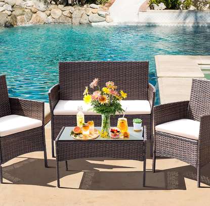 Salon de jardin de 4 places avec table basse en verre image 3