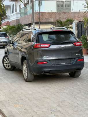 Jeep Cherokee image 5