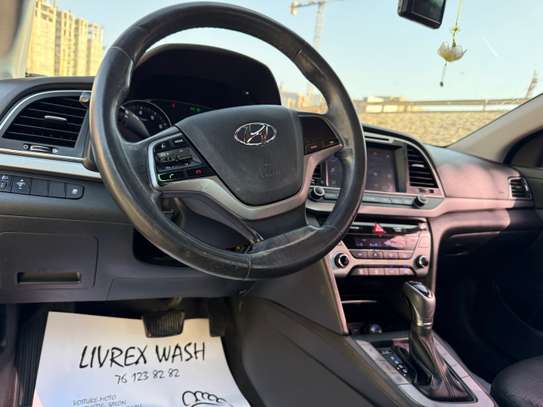 2017 HYUNDAI AVANTE image 6