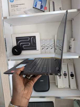 HP envy 15x360 ) AMD Ryzen 5 ) 8g de ram ) 128 image 3