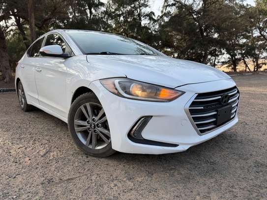 Je vend ma Hyundai Elantra 2018 automatique essence image 7