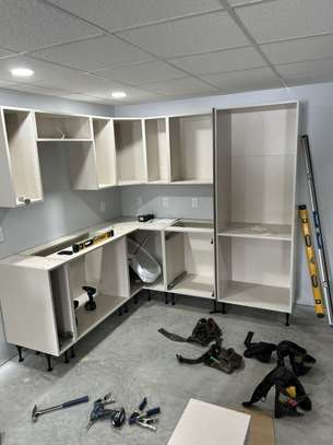 Étagère design blanche inclinée avec rangement bas image 3